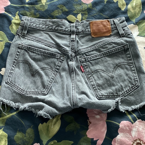 Levi’s 501 Shorts - Picture 2 of 4